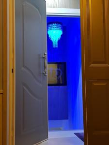 圣塞韦罗Le Cale' B&B的一道带灯的蓝色墙门