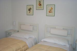 伊斯基亚Hotel Villa Verde的卧室内两张并排的床