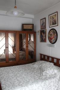 波尔图波尔图套房民宿的一间卧室配有木制橱柜和一张床