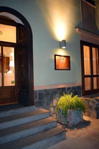 托雷德尔格雷科杨梅住宿加早餐旅馆的一间设有楼梯、门和植物的房间