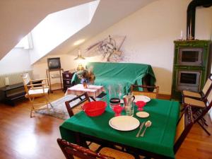 格拉多Villa Eleonora的客厅配有一张带绿桌布的桌子