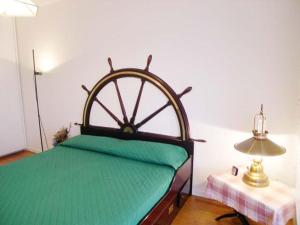 格拉多Villa Eleonora的一张位于房间的床,上面有大木轮