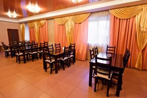 秋明Voiazh Hotel的窗帘的房间里一排桌椅