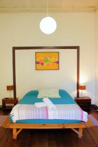 瓦尔帕莱索沃兰特之家旅馆的一间卧室配有一张木架大床