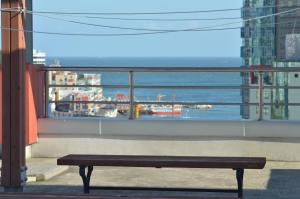 釜山釜山米花旅馆的一张长凳,坐在阳台上,眺望着大海