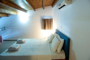 伊罗达伊罗达日出公寓酒店的一间卧室配有带白色床单和枕头的床。