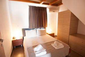 伊罗达伊罗达日出公寓酒店的小房间设有一张带窗户的床