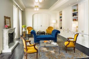 萨拉托加泉The Adelphi Hotel的客厅配有蓝色的沙发和椅子