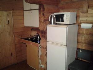 PurilaHuntingbox的厨房配有冰箱上方的微波炉