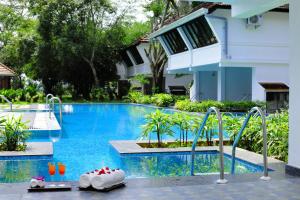 科钦Nihara Resort and Spa Cochin的度假村内带两鞋的游泳池