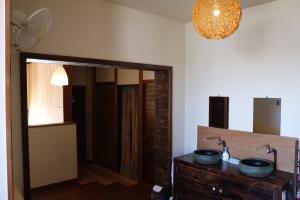 石垣岛阿西比纳旅馆的浴室设有2个水槽和镜子