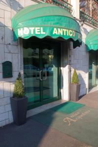 罗马安蒂科亚葵多托酒店的绿色遮阳篷的酒店入口