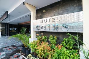 雅加达Coins Hotel Jakarta的大楼一侧酒店标志