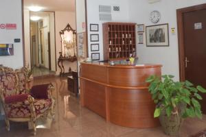 罗马安蒂科亚葵多托酒店的一间设有木制酒吧的沙龙
