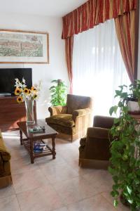 罗马安蒂科亚葵多托酒店的客厅配有沙发和鲜花桌