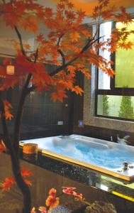 新竹向日葵汽车旅馆 的树屋的按摩浴缸