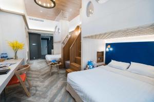 香港弥敦酒店的配有一张床和一张书桌的酒店客房