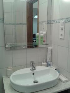 布达佩斯莉莉公寓 的浴室设有白色水槽和镜子