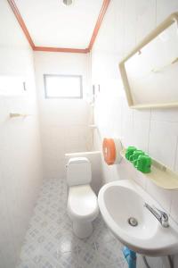 万象英塔齐旅馆的白色的浴室设有卫生间和水槽。