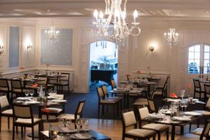 海斯Spa及高尔夫海斯帝国酒店 的一间带桌椅和吊灯的用餐室