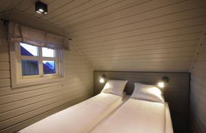 BleikBleik Sea Cabins的小型客房 - 带2张床和窗户