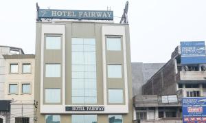 阿姆利则Hotel Fairway的一座酒店大楼,上面有标志