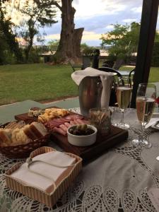 拉库布蕾别墅艺术精品酒店的一张桌子,上面放着一盘食物和酒杯