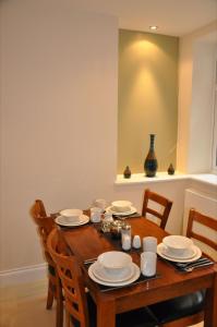 伦敦王后酒店的餐桌,餐盘和椅子