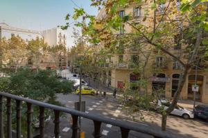 巴塞罗那ApartEasy - Sant Antoni Market的享有街道和汽车及建筑的景色