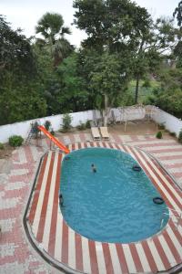 菩提伽耶菩提伽耶麦亚维豪尔酒店的水中一个两人游泳池