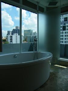 曼谷Baannueng at Aree 5 Hotel的窗户客房内的大浴缸