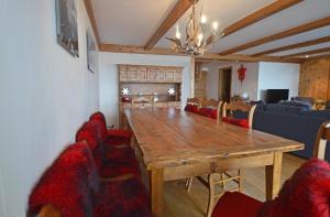 韦尔比耶Combe de l'A 222的一间带木桌和椅子的用餐室