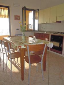 赞布隆内Baciati dal Sole的厨房配有桌椅和台面