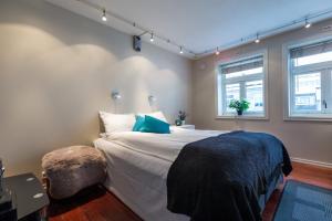 特罗姆瑟恩特维京酒店的一间卧室设有一张大床和两个窗户。