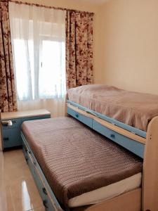 德尼亚LAS PERLAS - 1º Linea的一间卧室设有两张床和窗户。