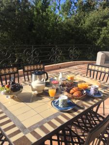 圣拉斐尔La Garriniere的一张野餐桌,早餐包括水果和果汁