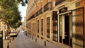 马德里聚点旅馆的一条街道,在建筑物的一侧有停车位
