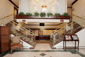 圣约翰斯华美达圣约翰酒店的大堂设有种植了盆栽植物的楼梯