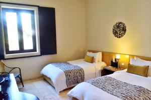 圣多明各霍德帕尼古拉斯奥万多酒店的酒店客房设有两张床和窗户。