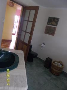 科恰班巴"Dulces Sueños"的一间带水槽和卫生间的浴室