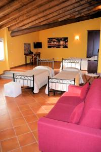 纳维廖河畔特雷扎诺科尔特克尔特斯纳度假屋的一间带两张床和一张沙发的客厅