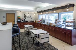 什里夫波特什里夫波特机场温德姆集团温盖特酒店的一间带桌椅和柜台的餐厅