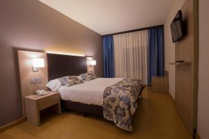 阿吉拉尔日波奥瓦伦丁酒店的酒店客房,配有床和电视