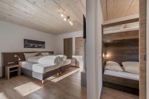 厄茨Berghotel & Gasthof Marlstein的卧室设有2张床和木制天花板。