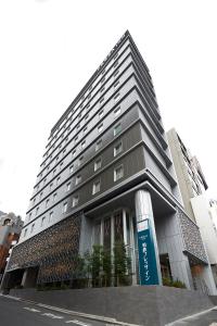 东京东京六本木苏铁草莓酒店的前面有蓝色标志的高楼