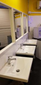 新加坡银河胶囊旅馆@唐人街的带3个盥洗盆和2个镜子的浴室