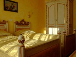 札勒乌Hotel Royal的卧室设有两张黄色墙壁的床