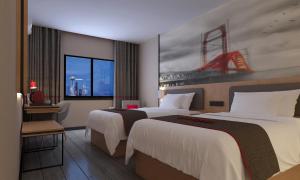 即墨尚客优连锁山东青岛即墨蓝鳌路店的酒店客房设有两张床和窗户。