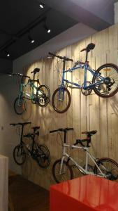 台南瑞斯特背包客栈 的三辆自行车挂在墙上