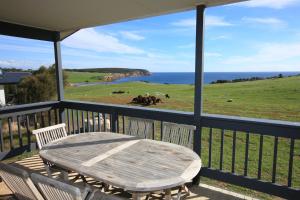 Stokes Bay袋鼠岛海浪野生小屋的海景阳台上的桌椅